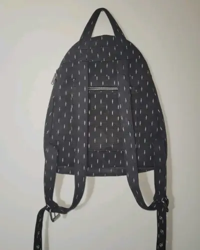 Mochila RVCA negra con diseño moderno - miniatura 2