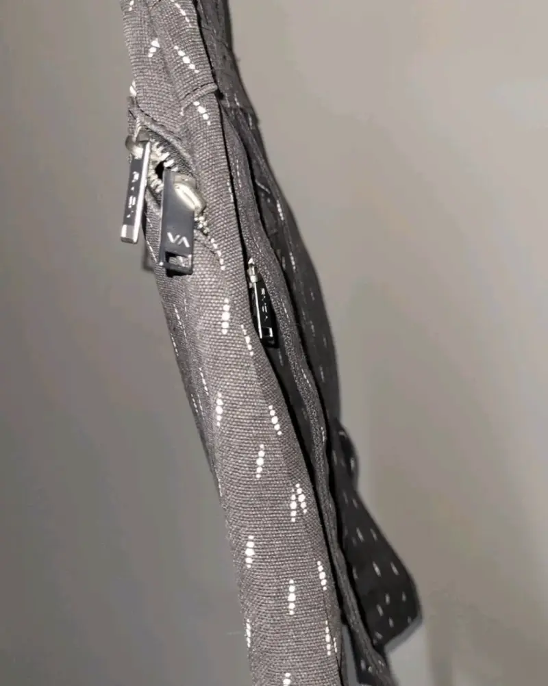 Mochila RVCA negra con diseño moderno - 3