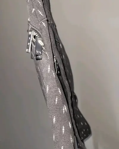 Mochila RVCA negra con diseño moderno - miniatura 3