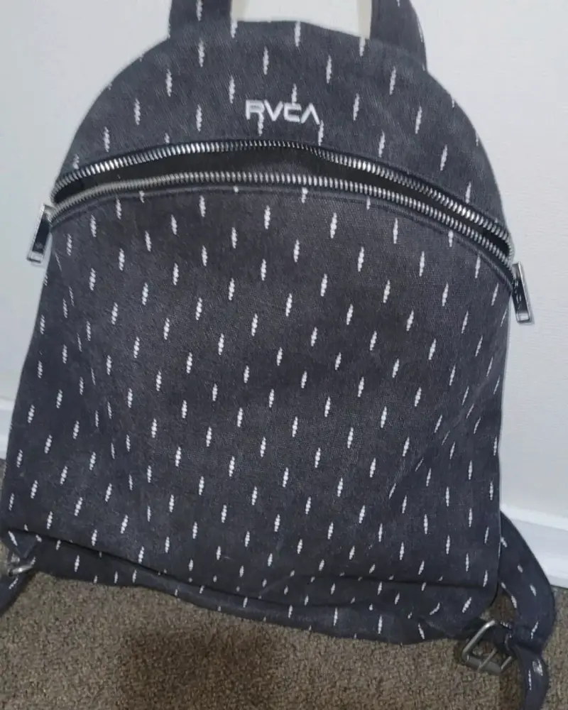 Mochila RVCA negra con diseño moderno - 4