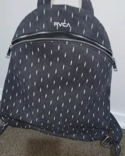 Mochila RVCA negra con diseño moderno - miniatura 4