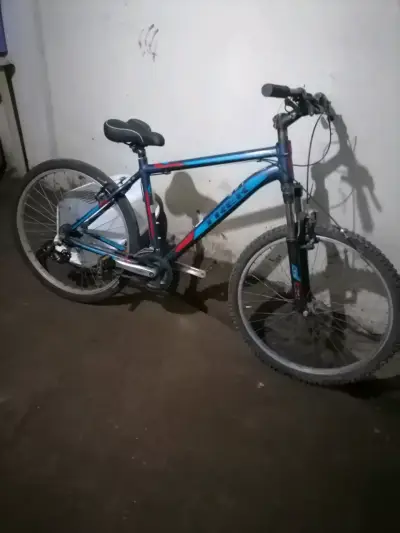 Bicicleta Trek 3700 MTB azul y negra - miniatura 1