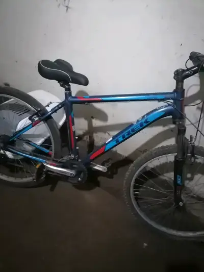 Bicicleta Trek 3700 MTB azul y negra - miniatura 2