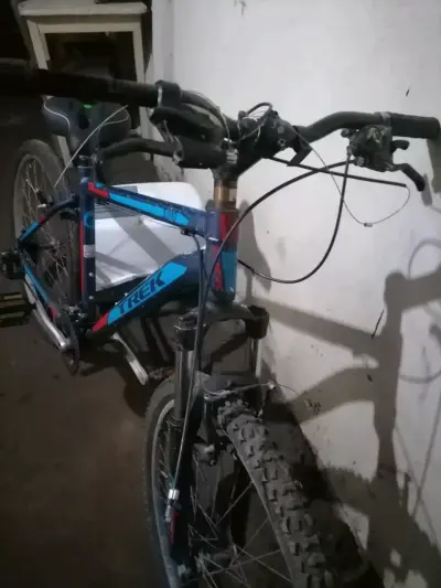 Bicicleta Trek 3700 MTB azul y negra - miniatura 3