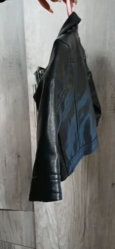 Chaqueta de cuero para niño negra estilo motociclista - miniatura 2