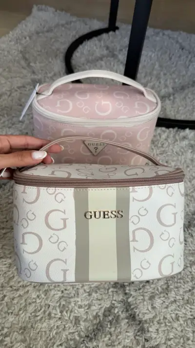 Set de neceseres Guess con diseño elegante - miniatura 1