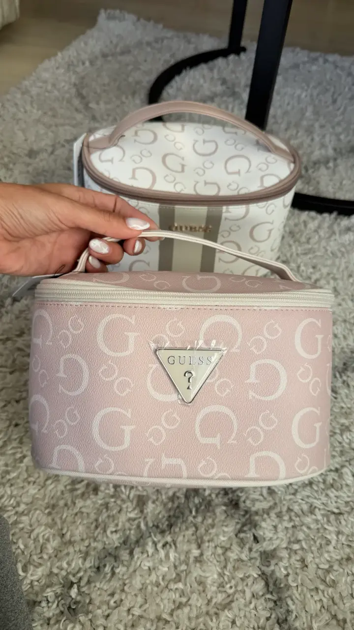 Set de neceseres Guess con diseño elegante - 2