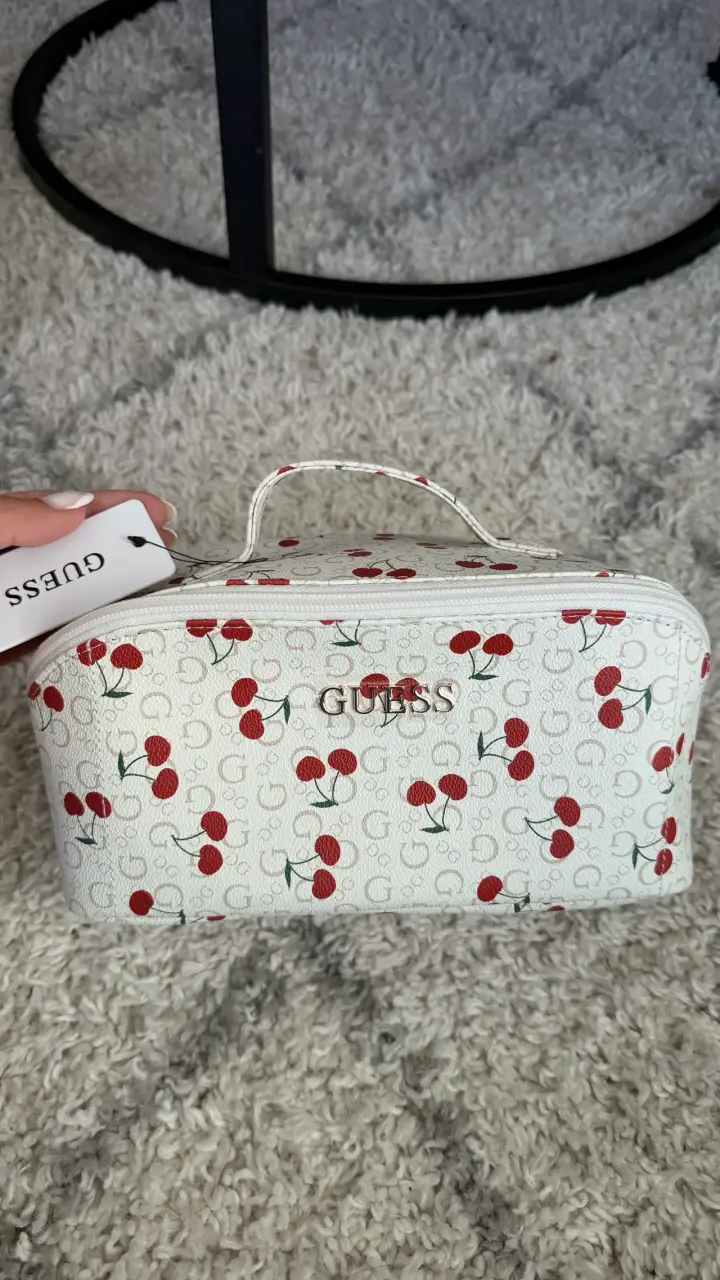 Set de neceseres Guess con diseño elegante - 3