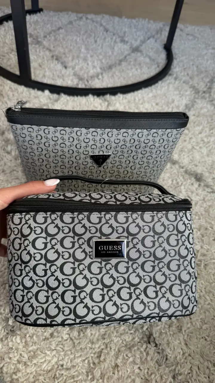 Set de neceseres Guess con diseño elegante - 4