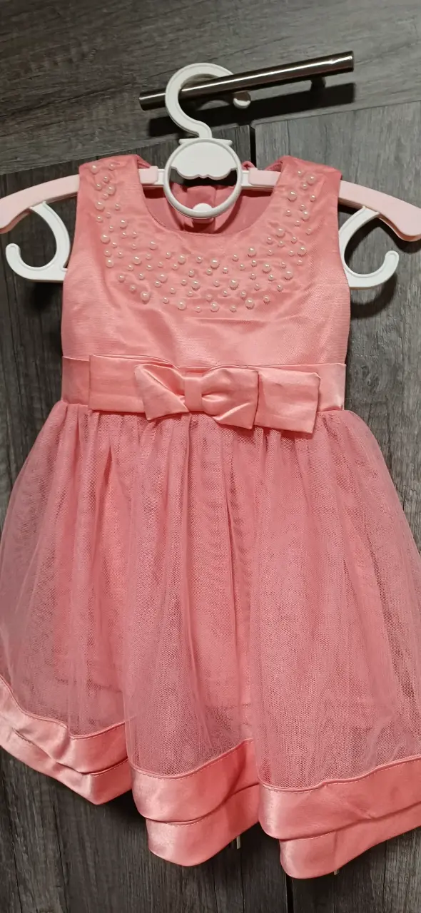 Vestido de niña rosa con perlas y lazo - 1
