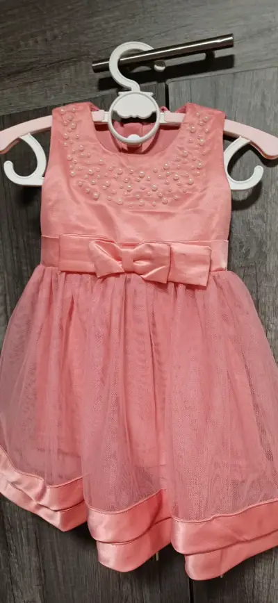 Vestido de niña rosa con perlas y lazo - miniatura 1