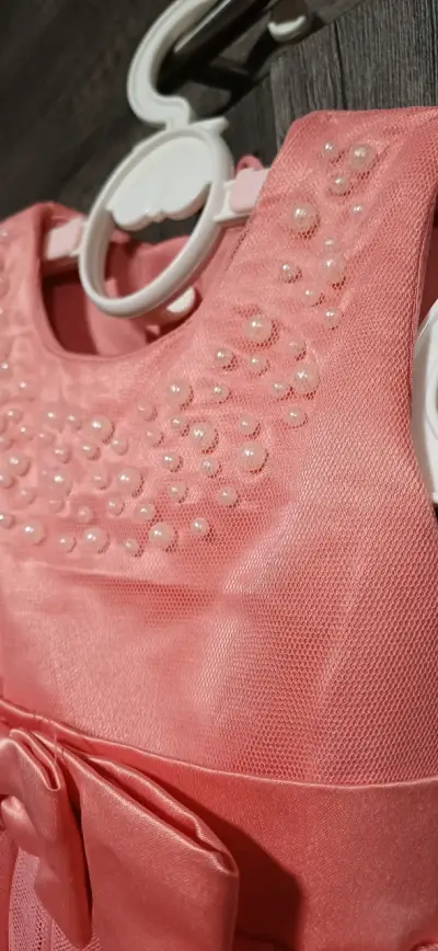 Vestido de niña rosa con perlas y lazo - miniatura 3