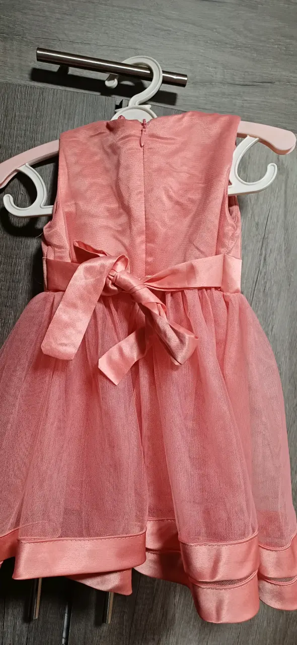 Vestido de niña rosa con perlas y lazo - 4