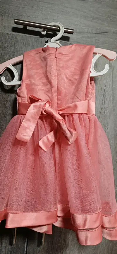 Vestido de niña rosa con perlas y lazo - miniatura 4