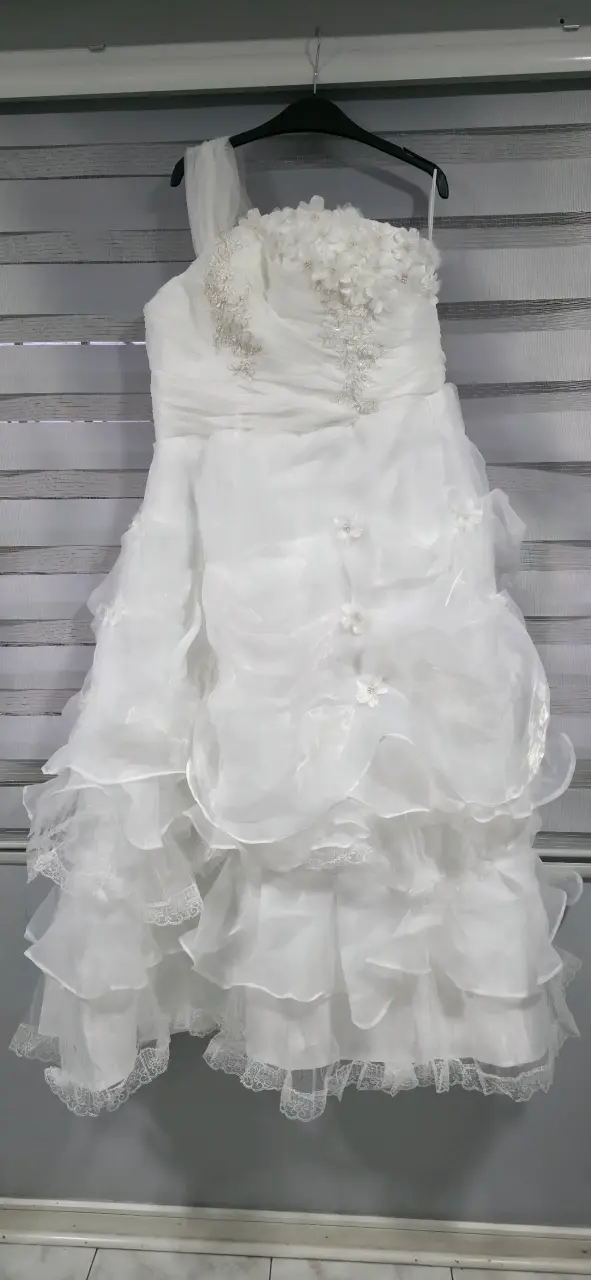 Vestido de novia blanco con encaje floral - 1