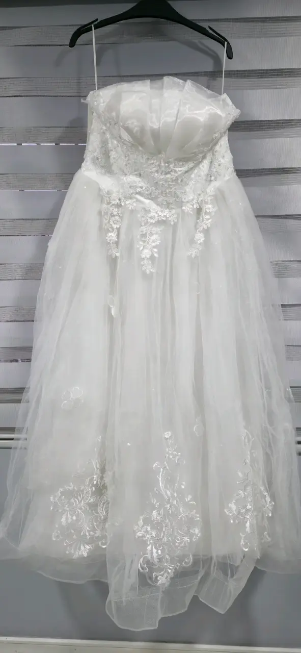 Vestido de novia blanco con encaje floral - 2