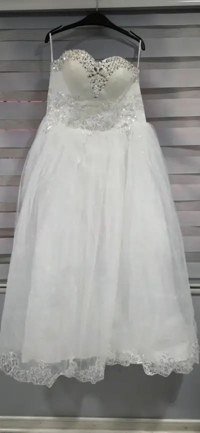 Vestido de novia blanco con encaje floral - miniatura 3