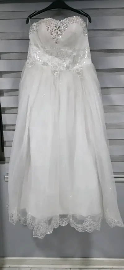Vestido de novia blanco con encaje floral - miniatura 6