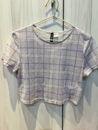 Polera corta a cuadros lilas Divided - miniatura 1