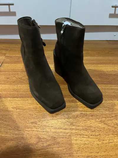 Botines de gamuza marrón con tacón alto - miniatura 1