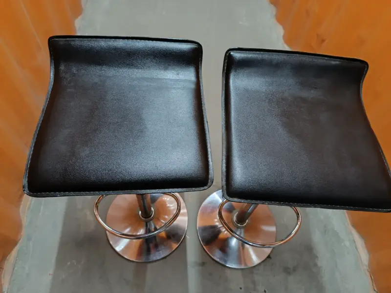Taburetes altos de cuero negro con base cromada