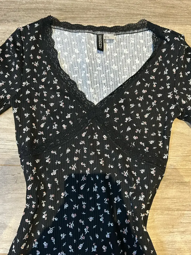 Vestido negro floral H&M con encaje - 1