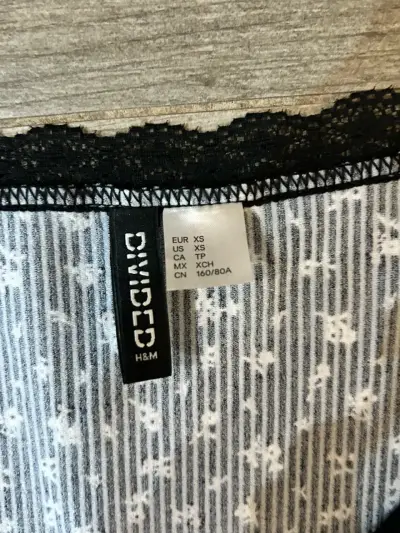 Vestido negro floral H&M con encaje - miniatura 3
