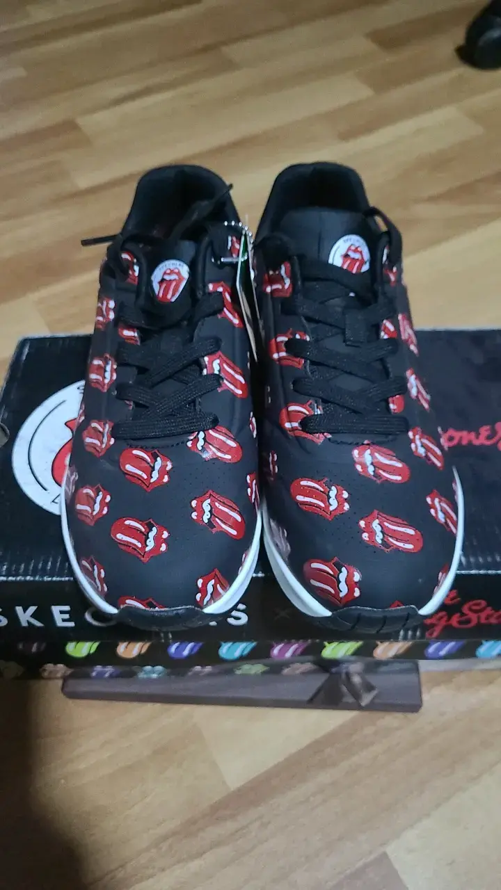 Zapatillas Skechers x Rolling Stones negras