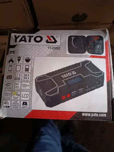 Arrancador de Batería Yato YT-83082 con USB y Linterna - miniatura 1