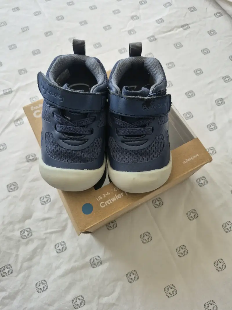 Zapatillas para bebé azul marino con velcro