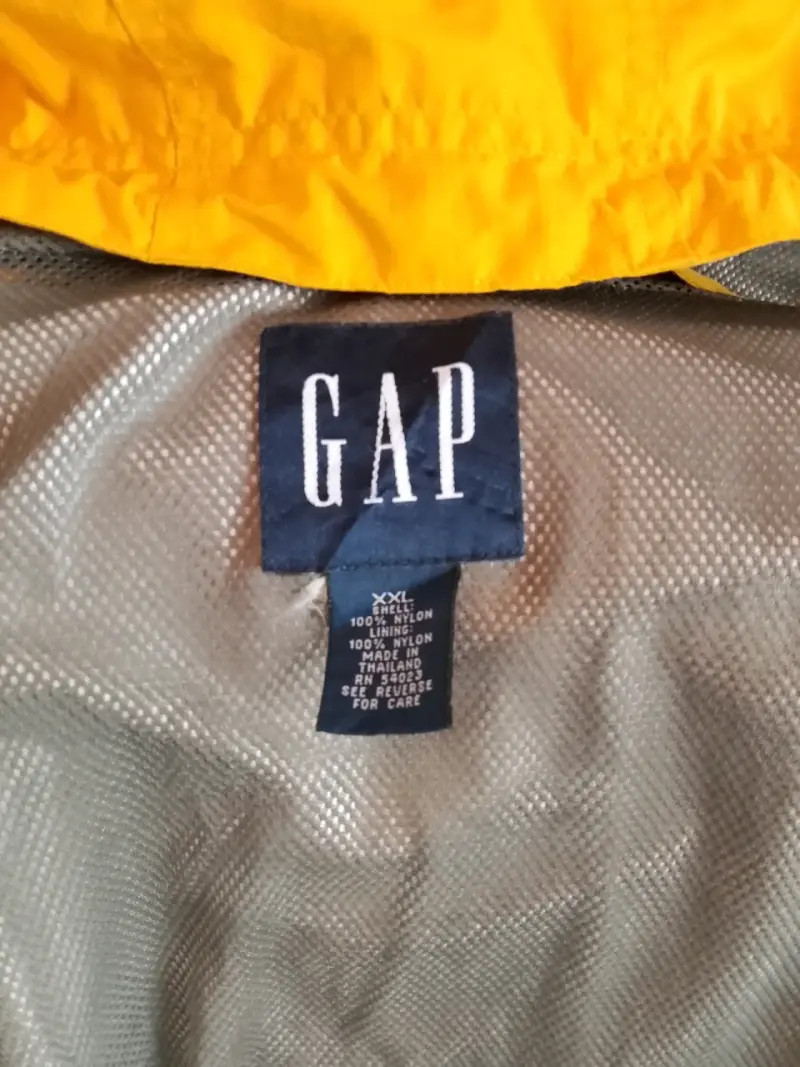 Chaqueta impermeable amarilla GAP con capucha - 3