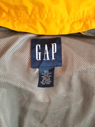 Chaqueta impermeable amarilla GAP con capucha - miniatura 3