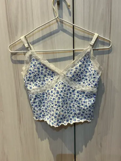 Top corto floral con encaje H&M - miniatura 1