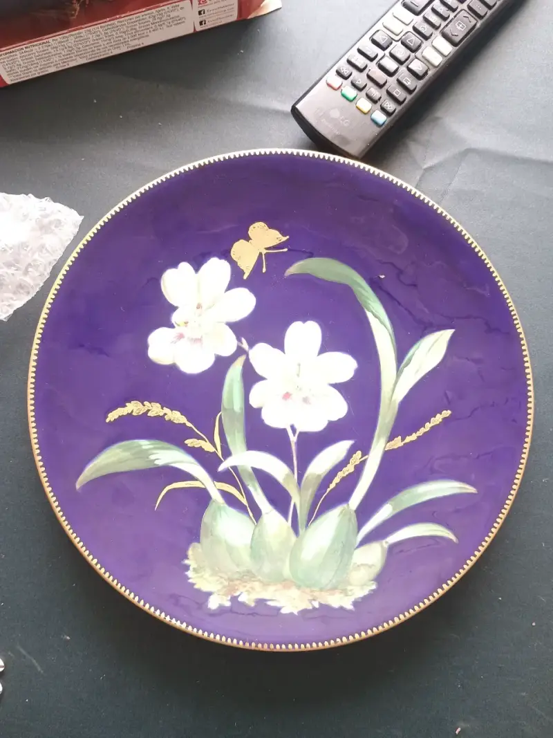 Plato decorativo de cerámica con diseño floral