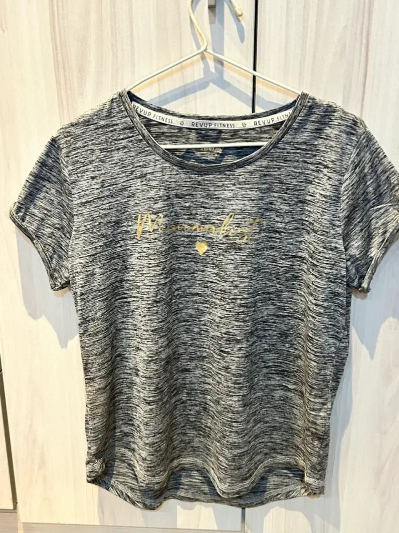 Polera deportiva gris Revup Fitness para mujer