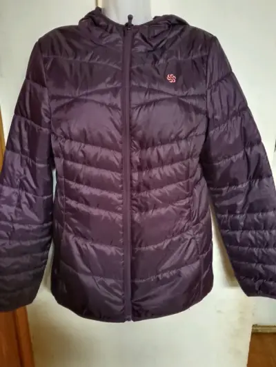 Chaqueta acolchada morada con capucha - miniatura 1
