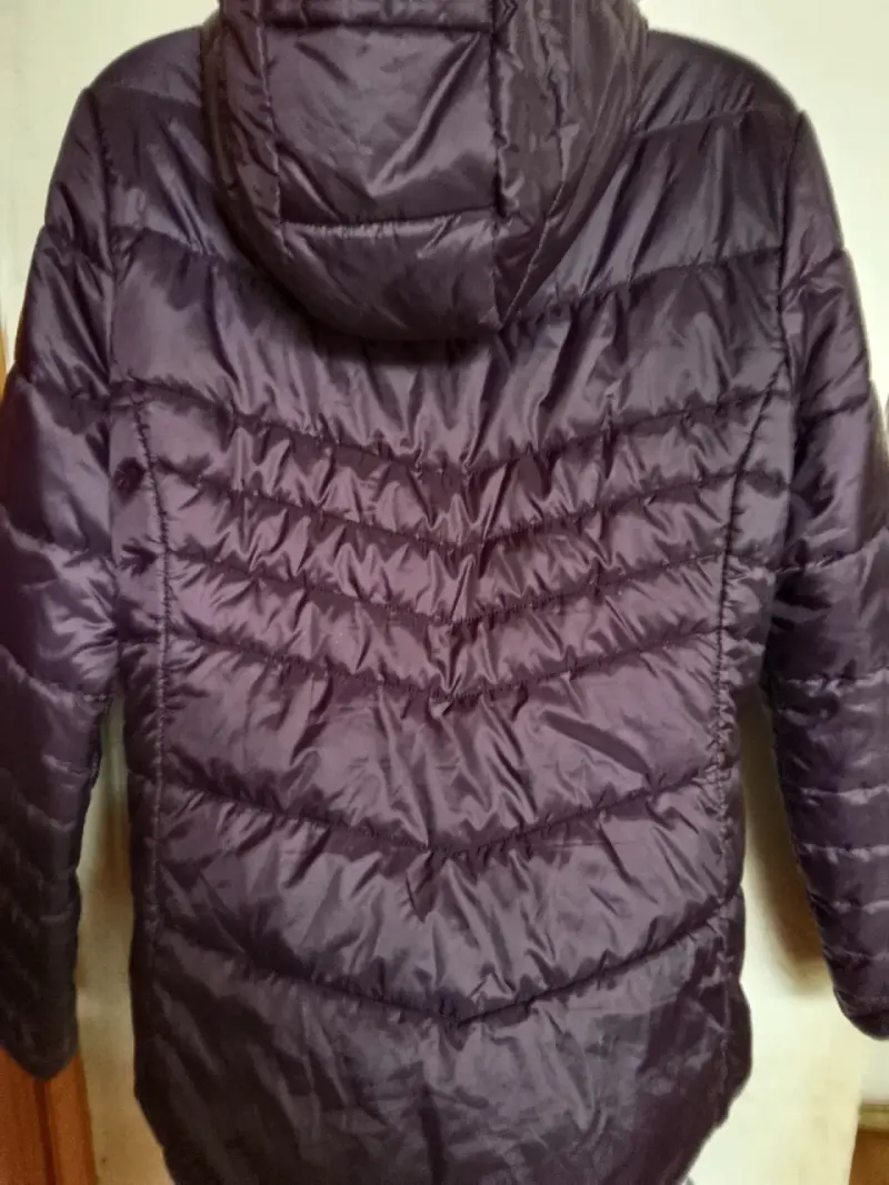 Chaqueta acolchada morada con capucha - 2