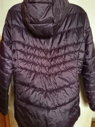 Chaqueta acolchada morada con capucha - miniatura 2
