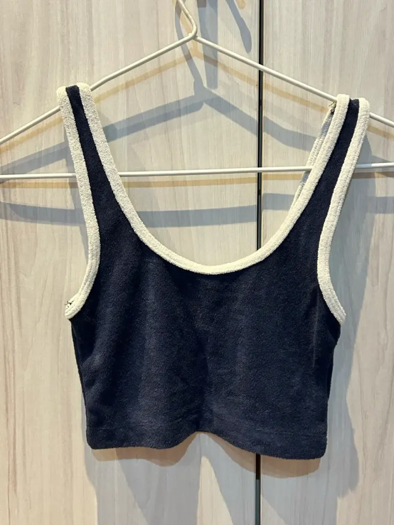 Top corto azul con ribete blanco Divided