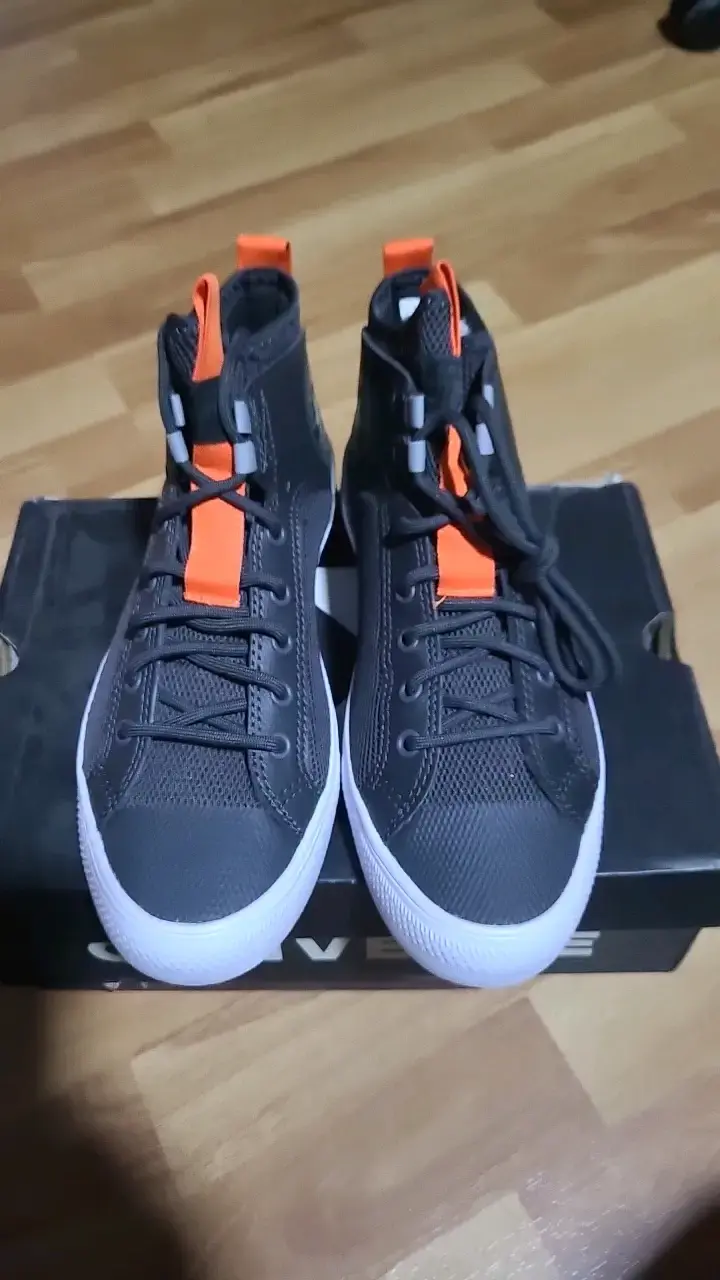 Zapatillas Converse negras con detalles naranjas