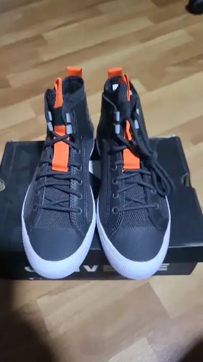 Zapatillas Converse negras con detalles naranjas - miniatura 1