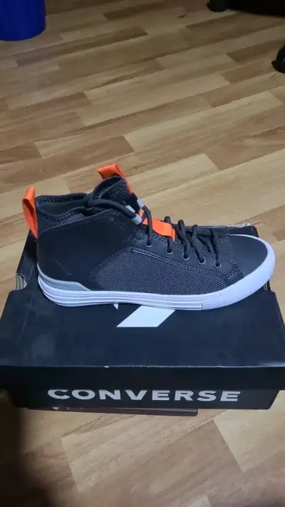 Zapatillas Converse negras con detalles naranjas - miniatura 2