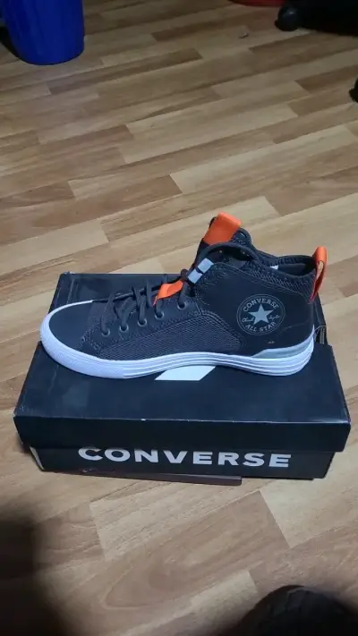 Zapatillas Converse negras con detalles naranjas - miniatura 3