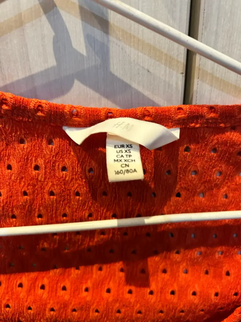 Top corto rojo de encaje H&M - 2