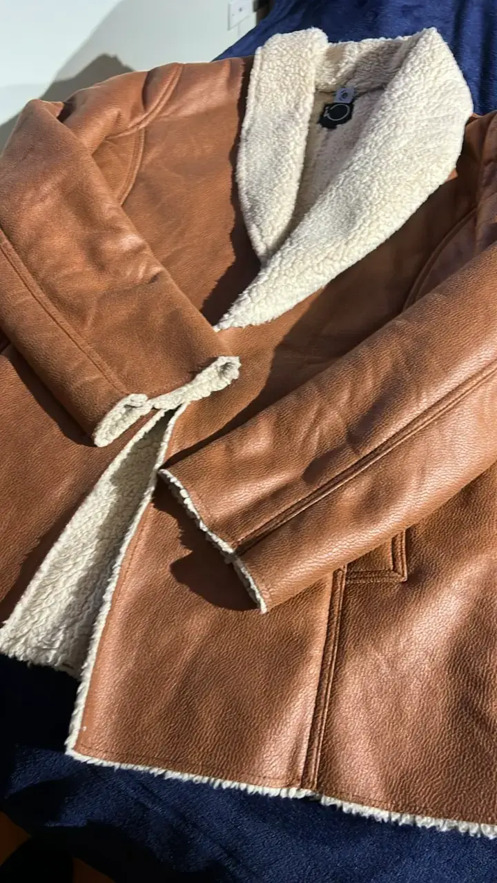 Chaqueta de cuero sintético con forro de lana