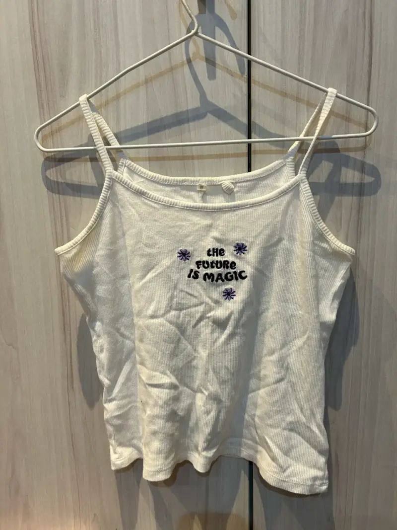 Polera sin mangas blanca con estampado