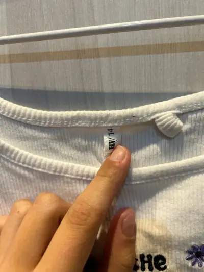Polera sin mangas blanca con estampado - miniatura 2