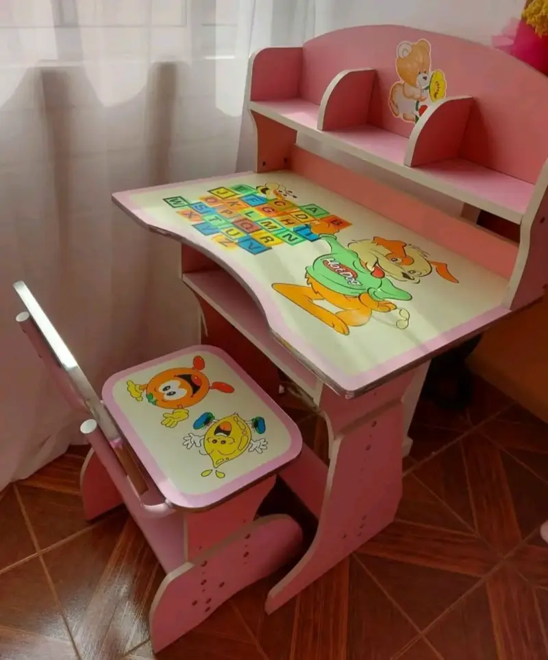 Escritorio infantil rosa con dibujos animados - 1
