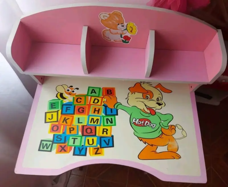 Escritorio infantil rosa con dibujos animados - 2