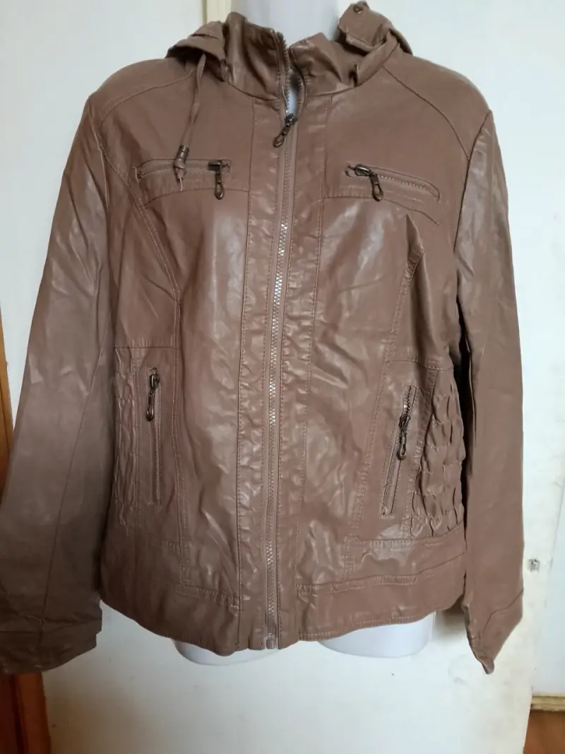 Chaqueta de cuero sintético marrón con capucha - 1